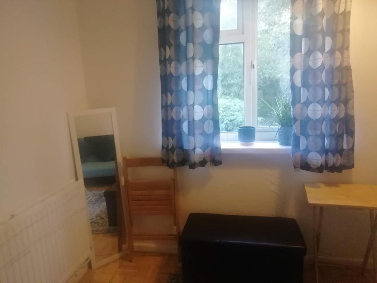 Single Bedroom In A Cozy Maisonette - Bushey Exterior photo
